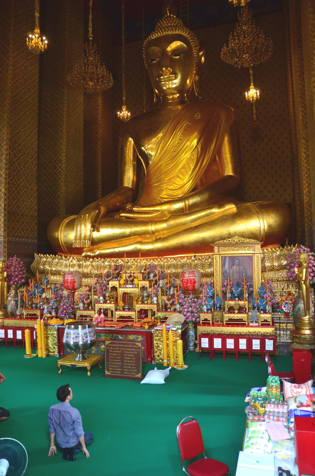 The Buddha image at Wat Kalayanamitr isn't very different from those you find elsewhere in Bangkok, but you're almost guaranteed to be the only Westerner here