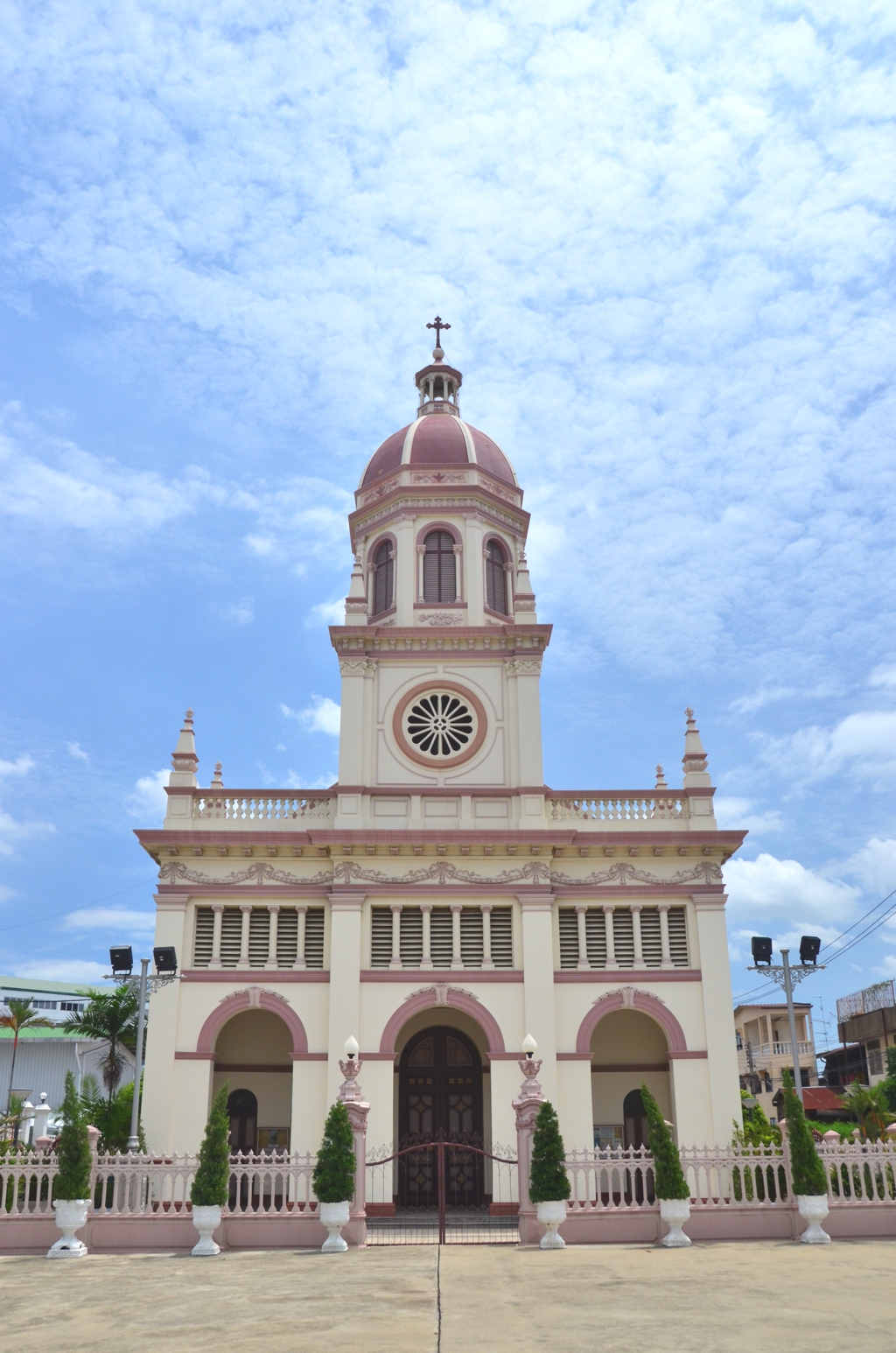 Santa Cruz Church, which was built by Portuguese Catholics during the late 18th century, seems slightly out of place on Bangkok's west bank