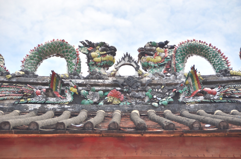 Mosaic dragon statues on the roof of Wat Kudee shrine