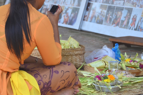 Many Hindu temples sit between the tourist areas of Bali and Ubud, although they are wracked by the influence of modern civilization