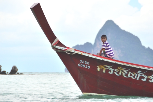 Hop between islands a long tail boat