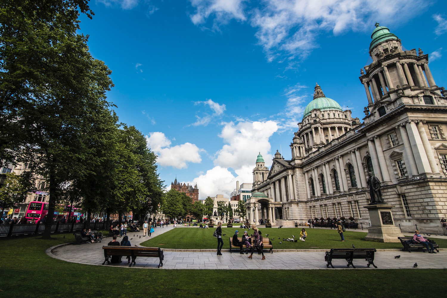 Belfast ireland. Северная Ирландия Белфаст. Площадь Донегалл в Белфасте. Северная Ирландия площадь Донегалл. Белфаст город столица Северной Ирландии.