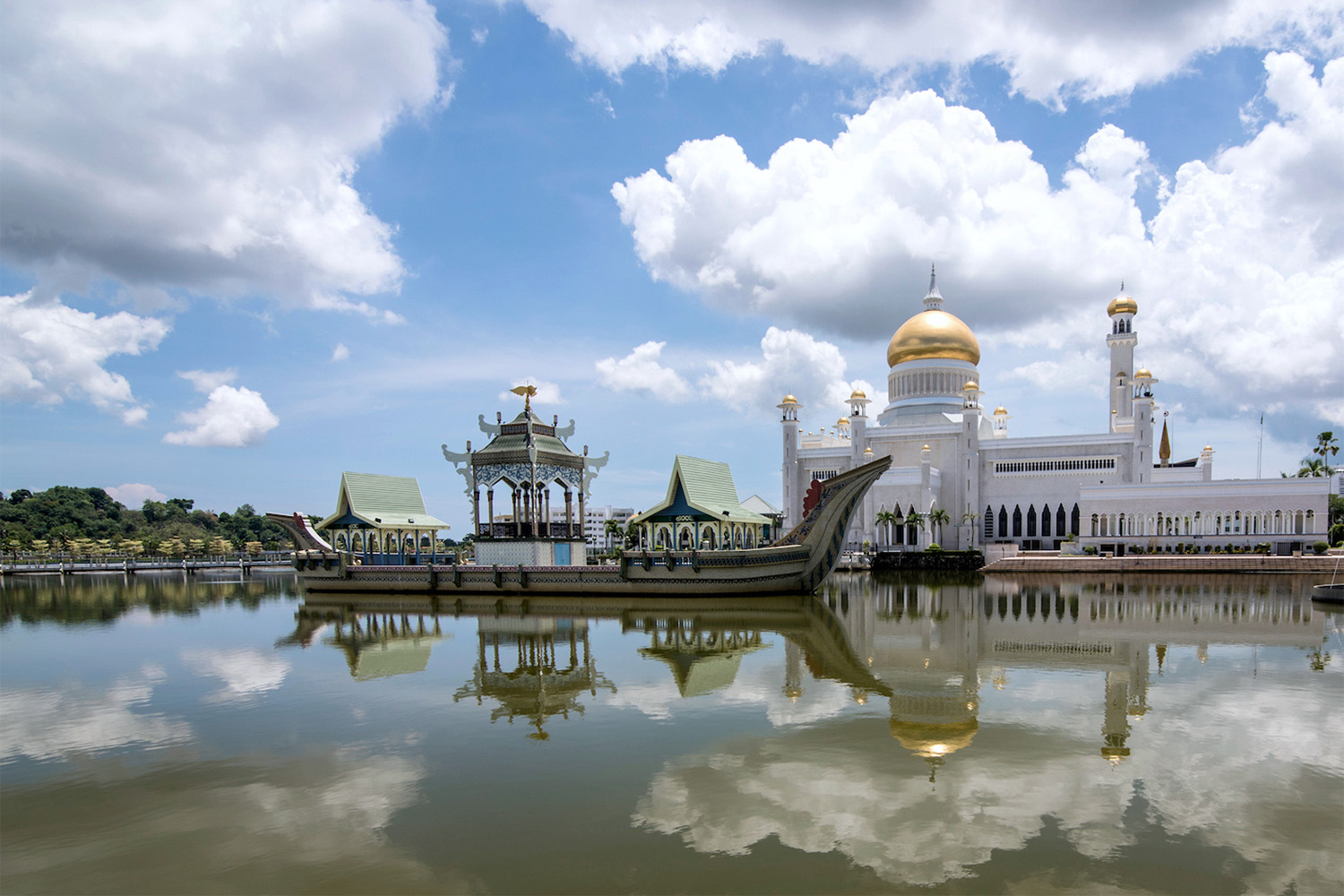 Sultan Ali Omar Saifuddin Mosque in Brunei